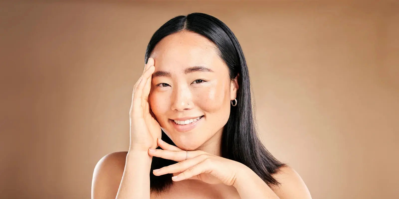 Une femme coréenne montre sa peau hydraté avec une bave d'escargot