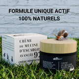Pot de crème de mucine d'escargot avancée avec un couvercle en bois et une boîte d'emballage sur un fond d'herbe, accompagné d'un escargot, mettant en avant sa formule réparatrice 100% naturelle.