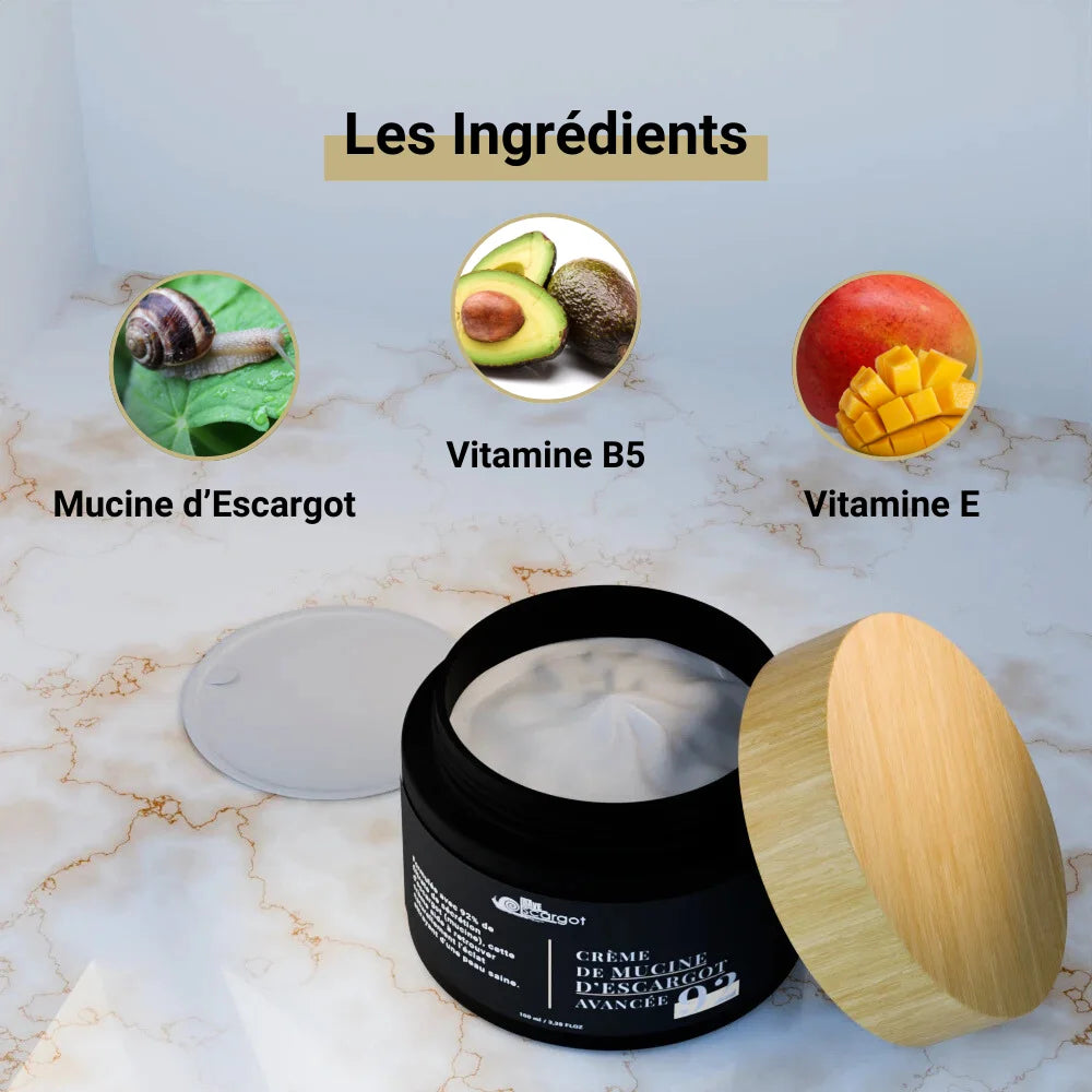 Image de la crème de mucine d'escargot présentée avec son couvercle en bois, accompagnée des principaux ingrédients : mucine d'escargot, vitamine B5 issue de l'avocat, et vitamine E du mangue, sur un fond marbré.